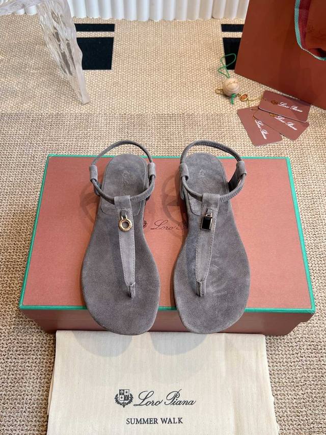 Loro Piana 拖鞋 2025官网 LP新品发售Loro Piana 官网同款同款拖鞋｜采用 Wish 羊京面料制作｜鞋面采用优质特级羊绒｜垫脚羊绒，垫脚