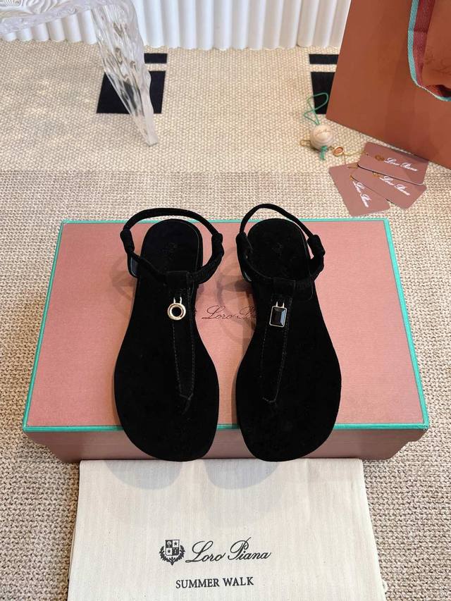 Loro Piana 拖鞋 2025官网 LP新品发售Loro Piana 官网同款同款拖鞋｜采用 Wish 羊京面料制作｜鞋面采用优质特级羊绒｜垫脚羊绒，垫脚