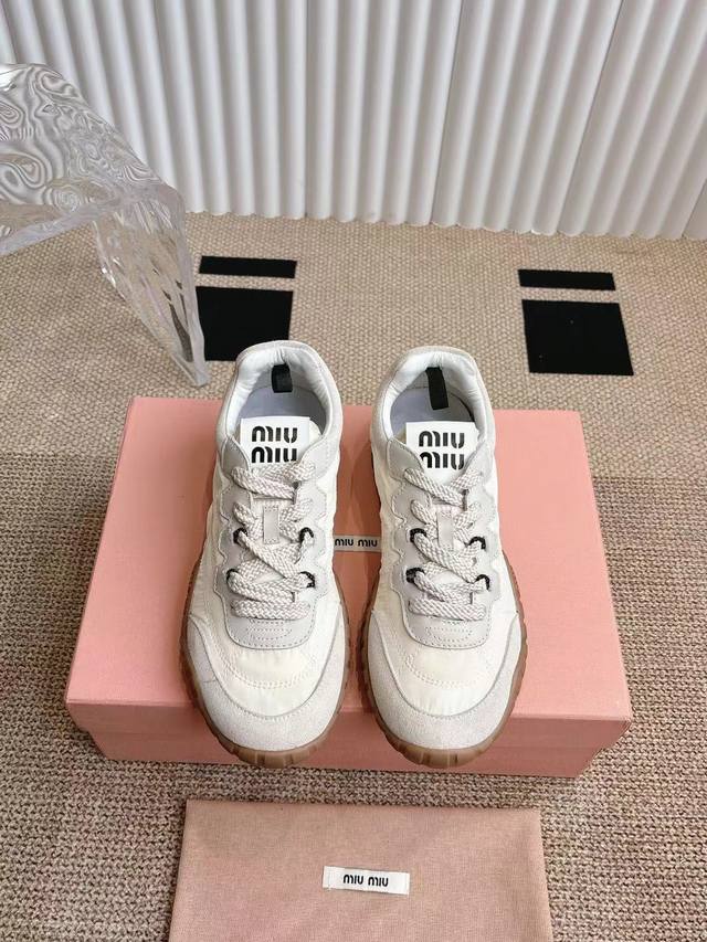 MiuMiu缪缪25ss春夏新款 饼干鞋阿甘鞋休闲运动鞋miumiu最新爆款前卫大胆的设计，miu miu风格融于此款厚底帆布运动鞋的简约线条，别致徽标饰于鞋舌