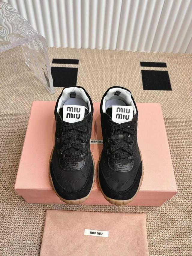 MiuMiu缪缪25ss春夏新款 饼干鞋阿甘鞋休闲运动鞋miumiu最新爆款前卫大胆的设计，miu miu风格融于此款厚底帆布运动鞋的简约线条，别致徽标饰于鞋舌