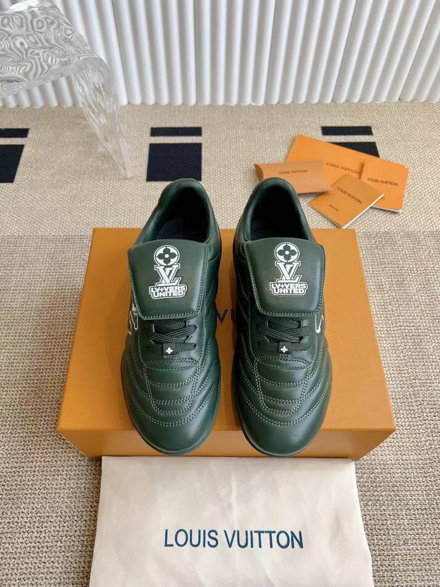 市场最顶级 25ss 春夏季新款 情侣同款球鞋 穿上就是时髦精这款 Footprint Soccer 运动鞋于2025春夏系列时装展中亮相，是Pharrell