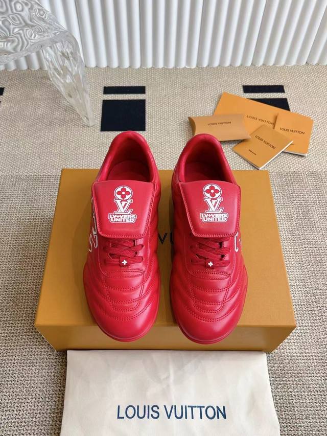 市场最顶级 25ss 春夏季新款 情侣同款球鞋 穿上就是时髦精这款 Footprint Soccer 运动鞋于2025春夏系列时装展中亮相，是Pharrell