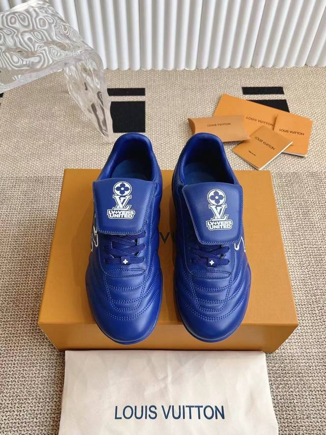 市场最顶级 25ss 春夏季新款 情侣同款球鞋 穿上就是时髦精这款 Footprint Soccer 运动鞋于2025春夏系列时装展中亮相，是Pharrell