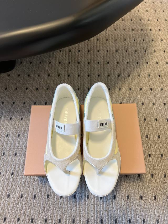代购级 Miu Mi* 25ss 春夏新款走秀MiuMiu 玛丽珍 休闲夹脚凉鞋秀场工艺来自Miu Miu系列的细节特写 新季的潮流要素一 与此刻挚爱的概念，多