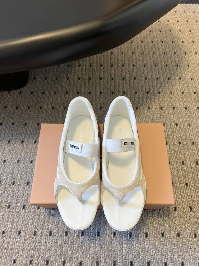 代购级 Miu Mi* 25ss 春夏新款走秀MiuMiu 玛丽珍 休闲夹脚凉鞋秀场工艺来自Miu Miu系列的细节特写 新季的潮流要素一 与此刻挚爱的概念，多