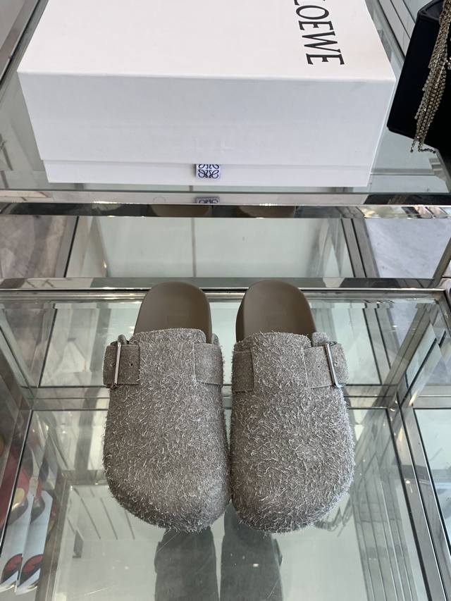 Loewe 罗意威 25ss 新款勃肯拖鞋来自秀场延续品牌设计师Jonathan Anderson一贯的玩味主义色彩 新款 勃肯 穆勒拖鞋以可爱有趣的圆形鞋头搭