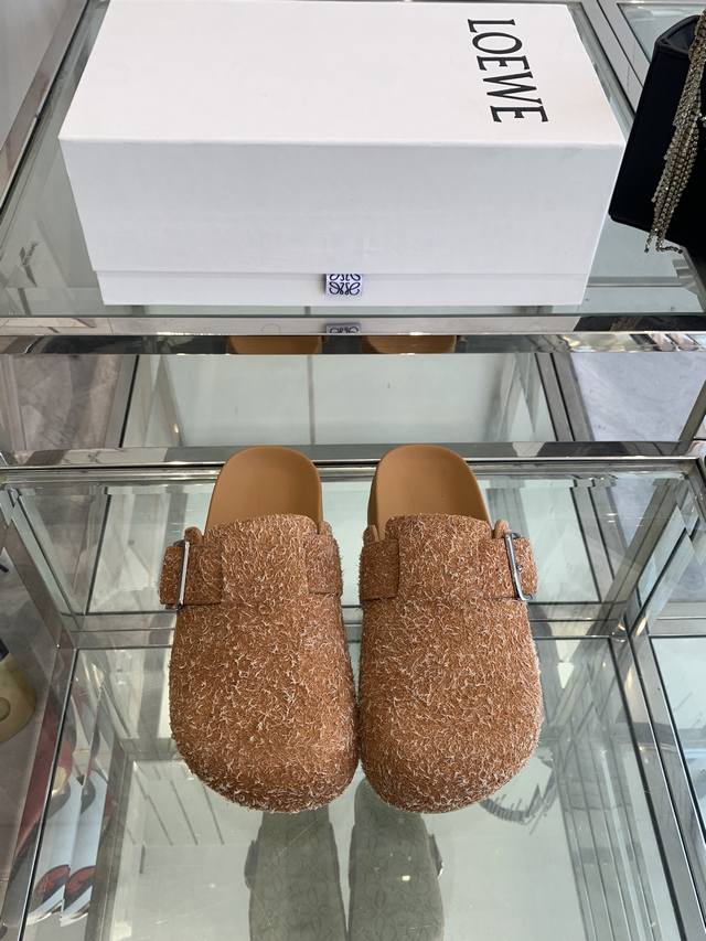 Loewe 罗意威 25ss 新款勃肯拖鞋来自秀场延续品牌设计师Jonathan Anderson一贯的玩味主义色彩 新款 勃肯 穆勒拖鞋以可爱有趣的圆形鞋头搭