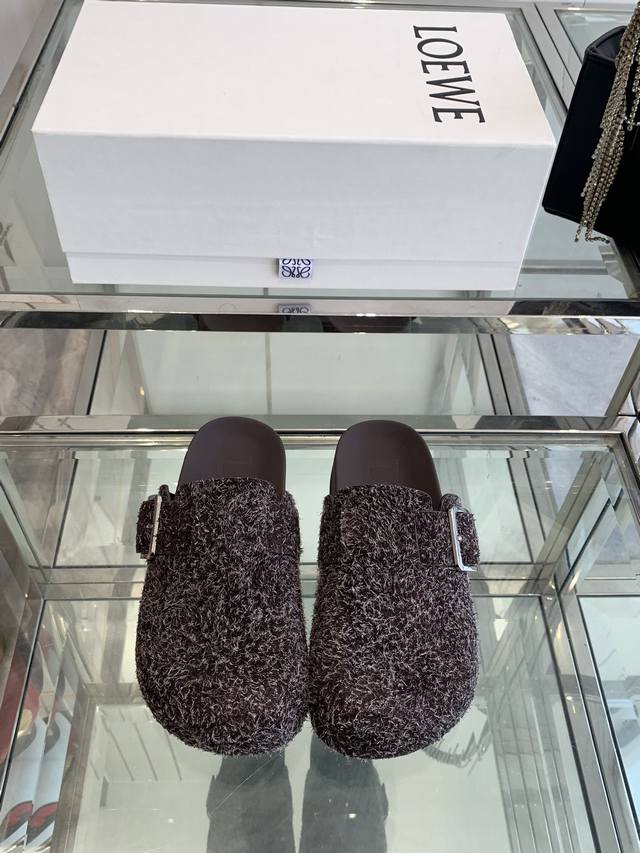 Loewe 罗意威 25ss 新款勃肯拖鞋来自秀场延续品牌设计师Jonathan Anderson一贯的玩味主义色彩 新款 勃肯 穆勒拖鞋以可爱有趣的圆形鞋头搭