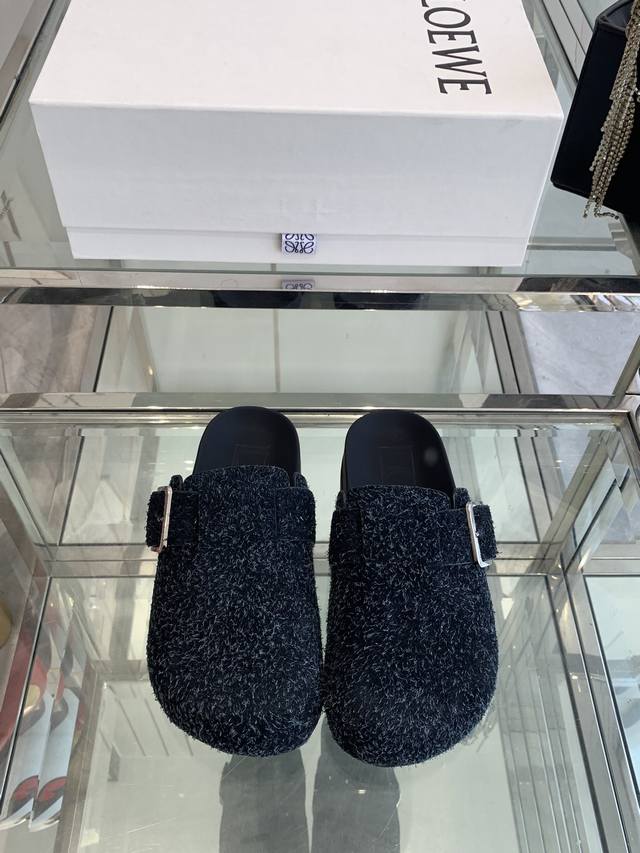 Loewe 罗意威 25ss 新款勃肯拖鞋来自秀场延续品牌设计师Jonathan Anderson一贯的玩味主义色彩 新款 勃肯 穆勒拖鞋以可爱有趣的圆形鞋头搭