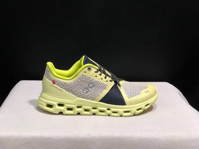 顶级版本On昂跑 Cloudstratus 舒适减震防滑透气低帮跑鞋！瑞士高性能运动品牌on打造的此系列作品，鞋面由再生聚酯纤维和网眼布制成，采用独家镂空橡胶鞋