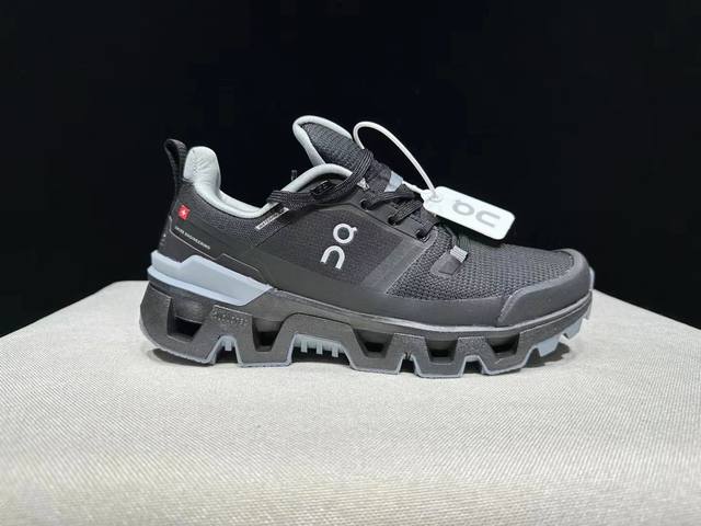 顶级版本On昂跑 Cloudwander waterproof 防水户外徒步鞋！ 瑞士高性能运动品牌on打造的此系列作品，鞋面由再生聚酯纤维和网眼布制成，采用独