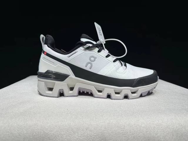 顶级版本On昂跑 Cloudwander waterproof 防水户外徒步鞋！ 瑞士高性能运动品牌on打造的此系列作品，鞋面由再生聚酯纤维和网眼布制成，采用独