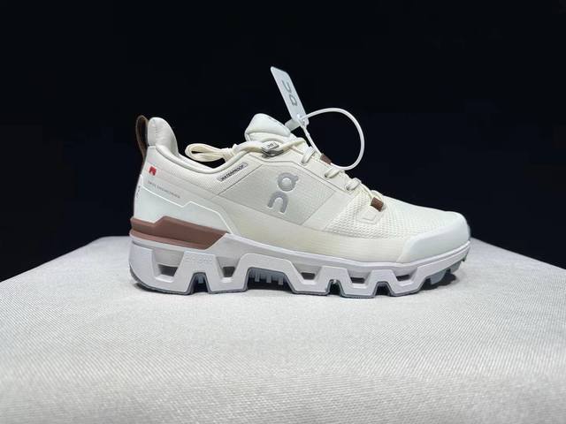 顶级版本On昂跑 Cloudwander waterproof 防水户外徒步鞋！ 瑞士高性能运动品牌on打造的此系列作品，鞋面由再生聚酯纤维和网眼布制成，采用独