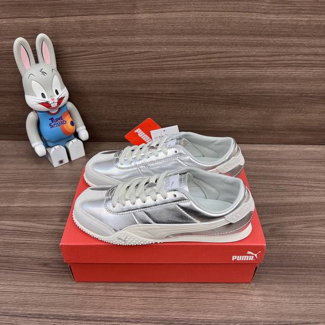 顶级版本PUMA Bella UT 时尚百搭舒适薄底鞋 防滑耐磨 低帮 生活休闲鞋男女同款银白色。货号: 402186-06包装:全套得物配件加固飞机盒包装！