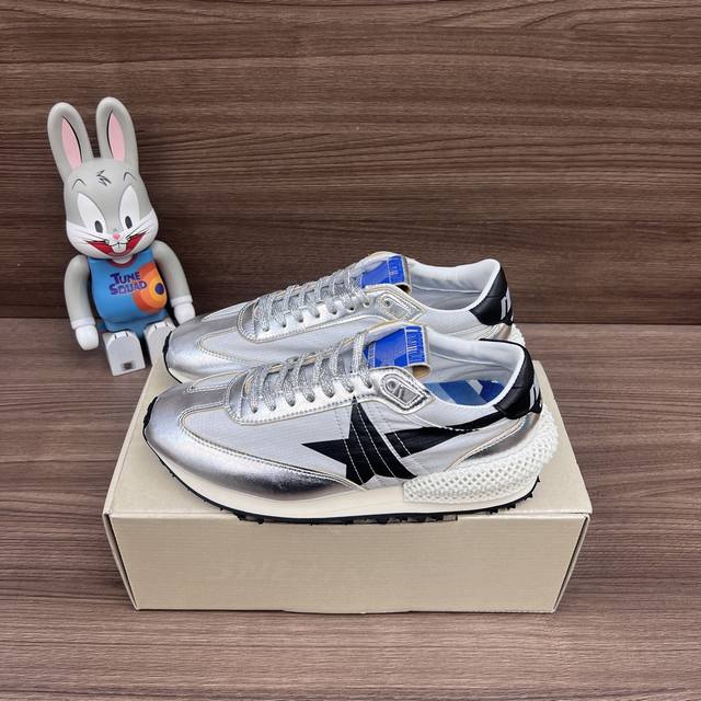 顶级版本Golden Goose 舒适运动 低帮 生活休闲鞋 情侣款银色。货号: GWF00684.F005667.60246包装:全套得物配件加固飞机盒包装！