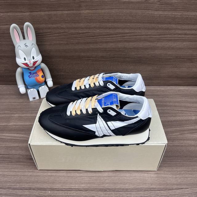 顶级版本Golden Goose 舒适运动 低帮 生活休闲鞋 情侣款黑白。货号: GWF00683.F005459.90167包装:全套得物配件加固飞机盒包装！