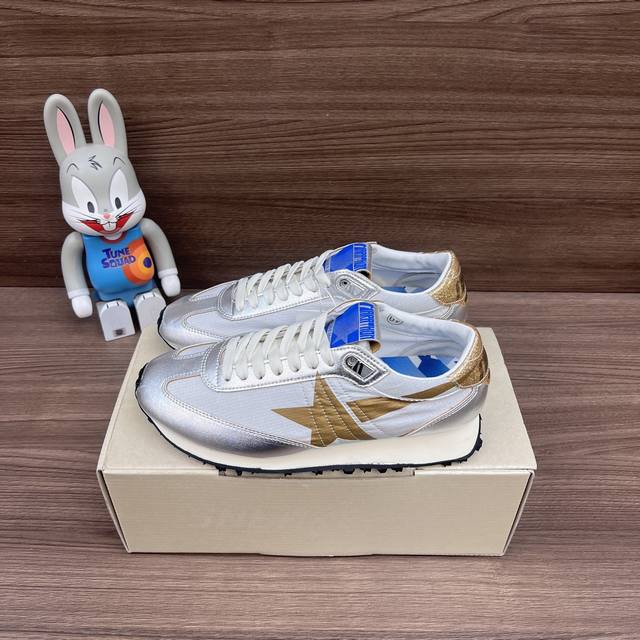 顶级版本Golden Goose 舒适运动 低帮 生活休闲鞋 情侣款银色。货号: GWF00683.F005490.70138包装:全套得物配件加固飞机盒包装！