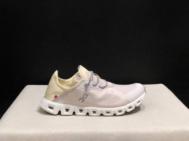 顶级版本On昂跑 Cloud 5 舒适减震防滑透气低帮跑鞋！瑞士高性能运动品牌on打造的此系列作品，鞋面由再生聚酯纤维和网眼布制成，采用独家镂空橡胶鞋底，侧面O