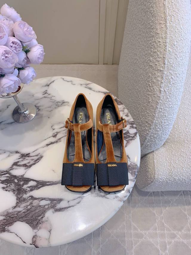 出厂价 顶级版本 Prad*新款蝴蝶结粗跟玛丽珍鞋 乖巧减龄 蝴蝶结装饰尽显复古精致 原版开模五金质感没得说 脚感舒适 经典百搭款 鞋面牛漆皮 天鹅绒 内里垫脚