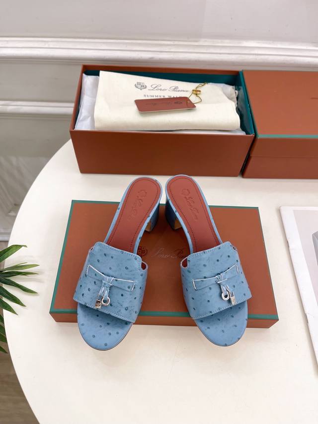 Loro Piana 乐悠翩雅 代购级别2025春夏新品 Summer Charms 经典金属吊坠鸵鸟纹粗跟拖鞋 LP是意大利顶级奢侈品牌 低调奢华 设计都是一