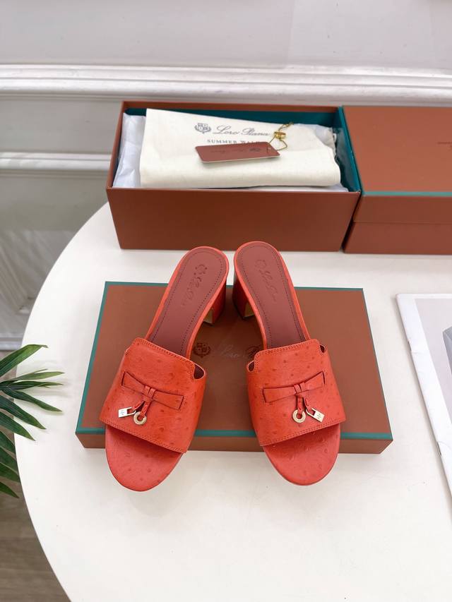 Loro Piana 乐悠翩雅 代购级别2025春夏新品 Summer Charms 经典金属吊坠鸵鸟纹粗跟拖鞋 LP是意大利顶级奢侈品牌 低调奢华 设计都是一