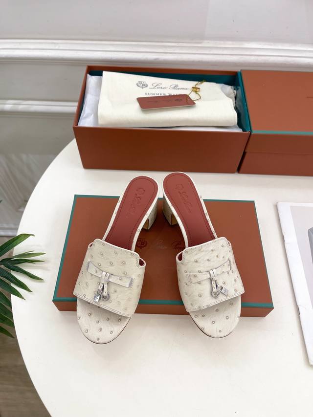 Loro Piana 乐悠翩雅 代购级别2025春夏新品 Summer Charms 经典金属吊坠鸵鸟纹粗跟拖鞋 LP是意大利顶级奢侈品牌 低调奢华 设计都是一