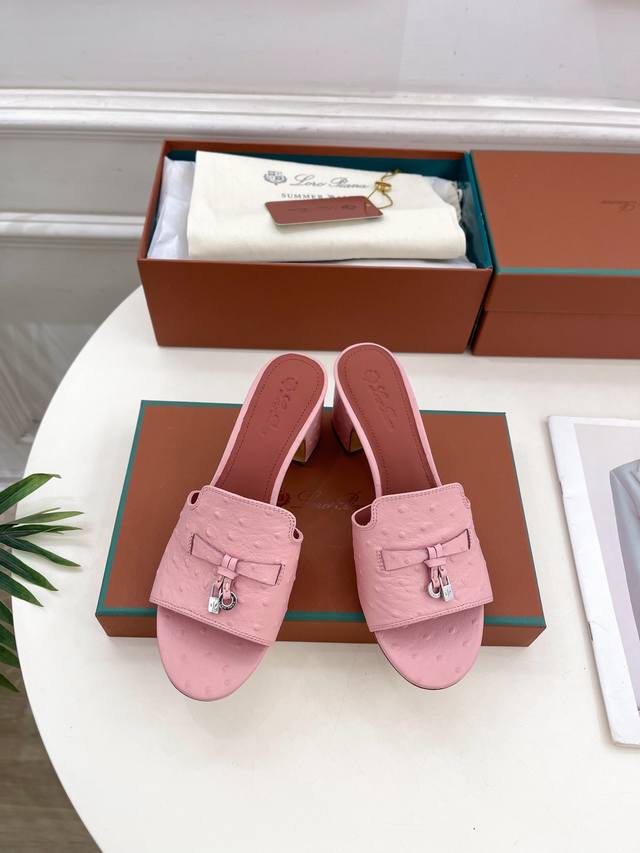 Loro Piana 乐悠翩雅 代购级别2025春夏新品 Summer Charms 经典金属吊坠鸵鸟纹粗跟拖鞋 LP是意大利顶级奢侈品牌 低调奢华 设计都是一