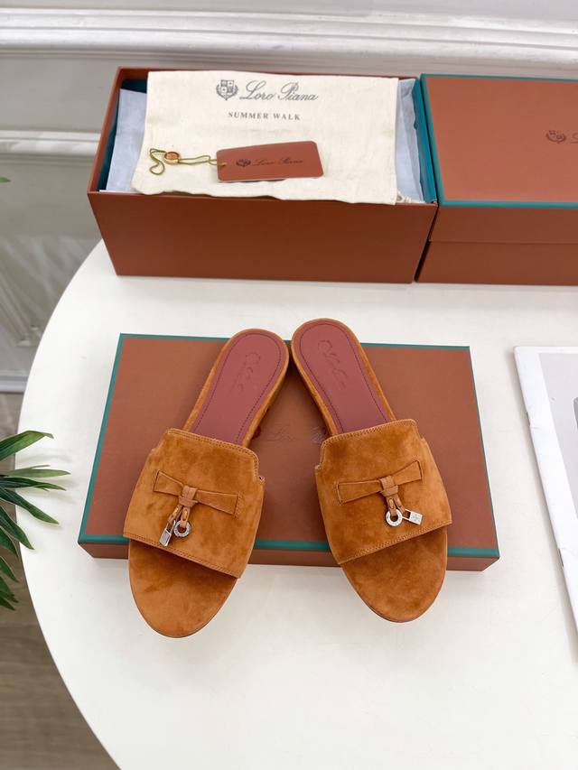 Loro Piana 乐悠翩雅 代购级别2025春夏新品 Summer Charms 经典金属吊坠羊猄面拖鞋 LP是意大利顶级奢侈品牌 低调奢华 设计都是一贯纯