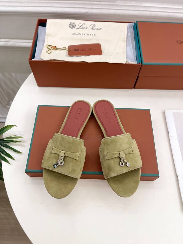 Loro Piana 乐悠翩雅 代购级别2025春夏新品 Summer Charms 经典金属吊坠羊猄面拖鞋 LP是意大利顶级奢侈品牌 低调奢华 设计都是一贯纯