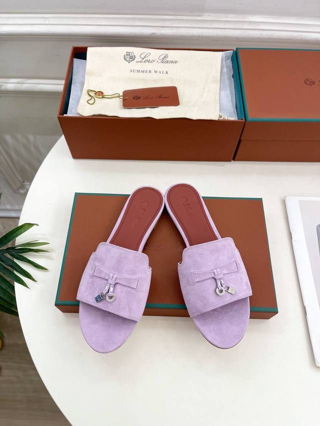 Loro Piana 乐悠翩雅 代购级别2025春夏新品 Summer Charms 经典金属吊坠羊猄面拖鞋 LP是意大利顶级奢侈品牌 低调奢华 设计都是一贯纯