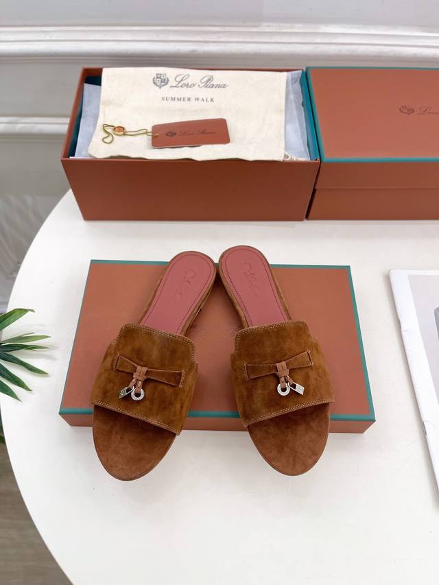 Loro Piana 乐悠翩雅 代购级别2025春夏新品 Summer Charms 经典金属吊坠羊猄面拖鞋 LP是意大利顶级奢侈品牌 低调奢华 设计都是一贯纯