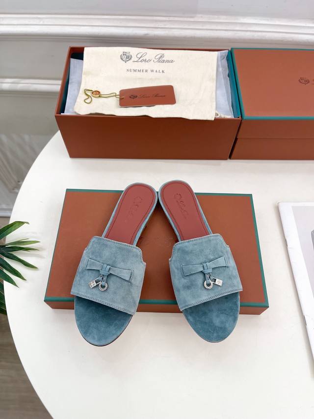 Loro Piana 乐悠翩雅 代购级别2025春夏新品 Summer Charms 经典金属吊坠羊猄面拖鞋 LP是意大利顶级奢侈品牌 低调奢华 设计都是一贯纯
