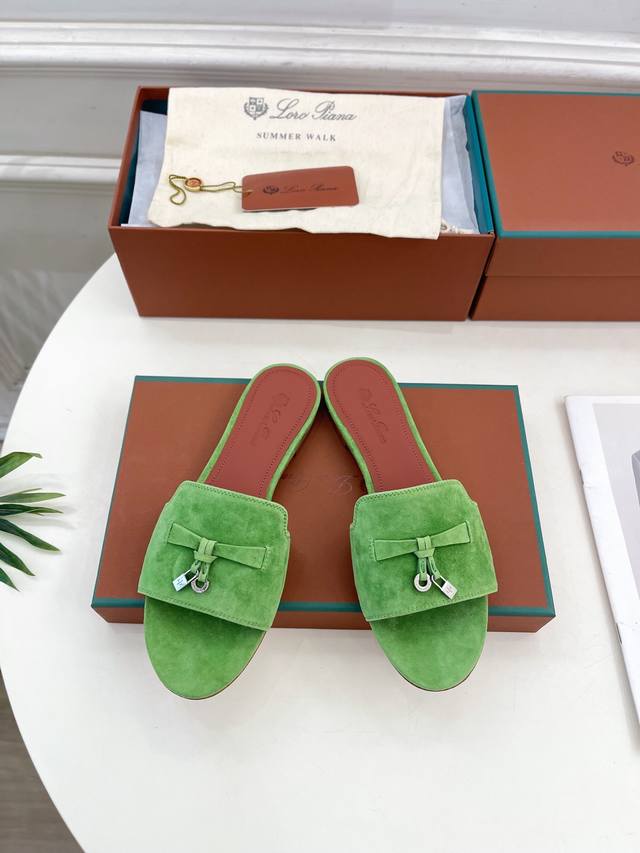 Loro Piana 乐悠翩雅 代购级别2025春夏新品 Summer Charms 经典金属吊坠羊猄面拖鞋 LP是意大利顶级奢侈品牌 低调奢华 设计都是一贯纯