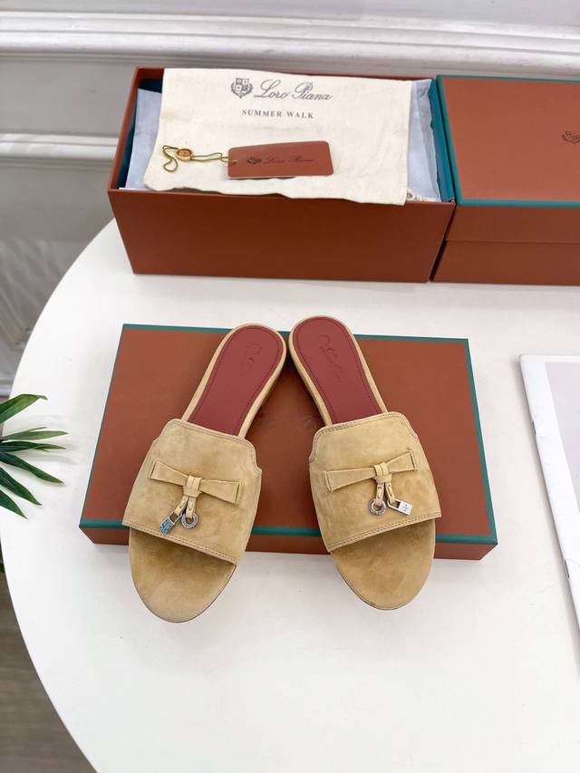 Loro Piana 乐悠翩雅 代购级别2025春夏新品 Summer Charms 经典金属吊坠羊猄面拖鞋 LP是意大利顶级奢侈品牌 低调奢华 设计都是一贯纯