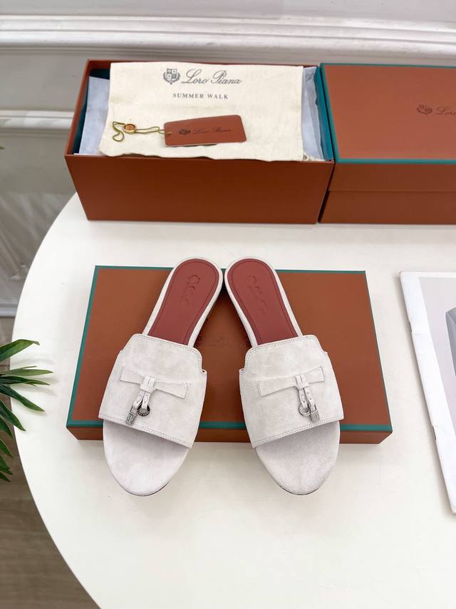 Loro Piana 乐悠翩雅 代购级别2025春夏新品 Summer Charms 经典金属吊坠羊猄面拖鞋 LP是意大利顶级奢侈品牌 低调奢华 设计都是一贯纯