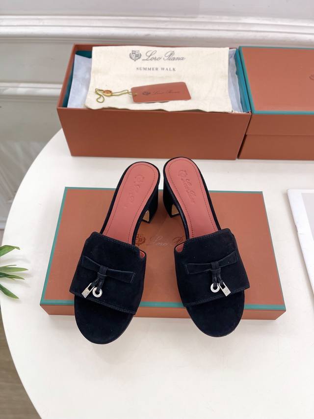 Loro Piana 乐悠翩雅 代购级别2025春夏新品 Summer Charms 经典金属吊坠羊猄面拖鞋 LP是意大利顶级奢侈品牌 低调奢华 设计都是一贯纯