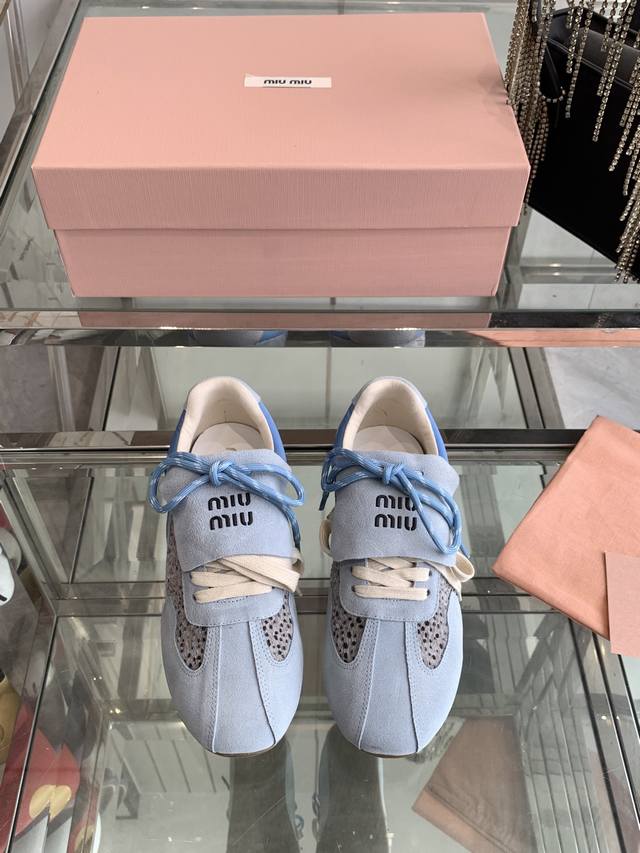 Miu Miu 25ss 新款早春 休闲运动鞋 这款系列超喜欢了 上脚舒适轻便 时尚少女设计随便搭配 进口鹿皮马毛鞋面 原版透气布内里 原版耐磨橡胶大底 码数：