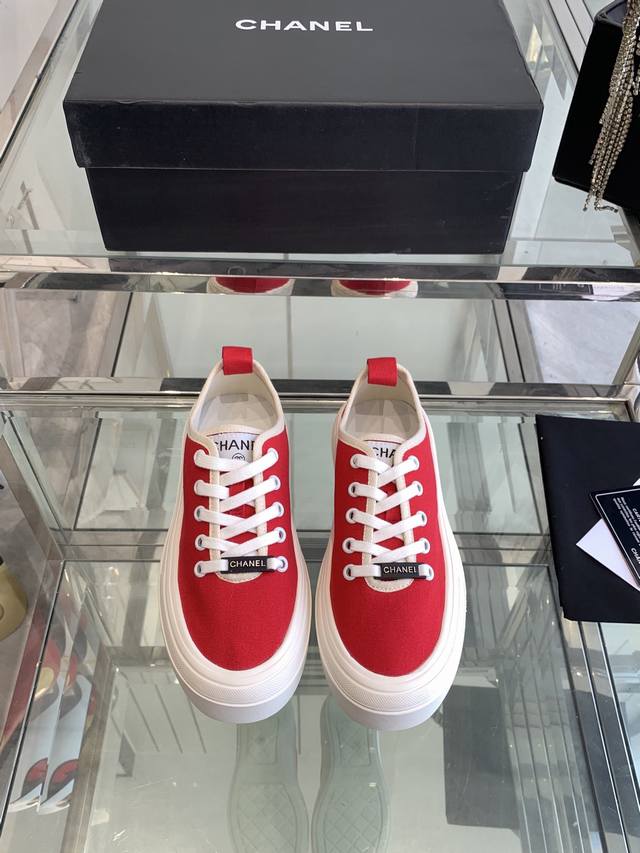 Chanel 香奈儿25ss隐藏中古款帆布鞋 Vintage感满满，中古复刻款get啦～帆布鞋适配春夏，黑白拼接就很Chanel。配合袜子就很复古学院的感觉。码