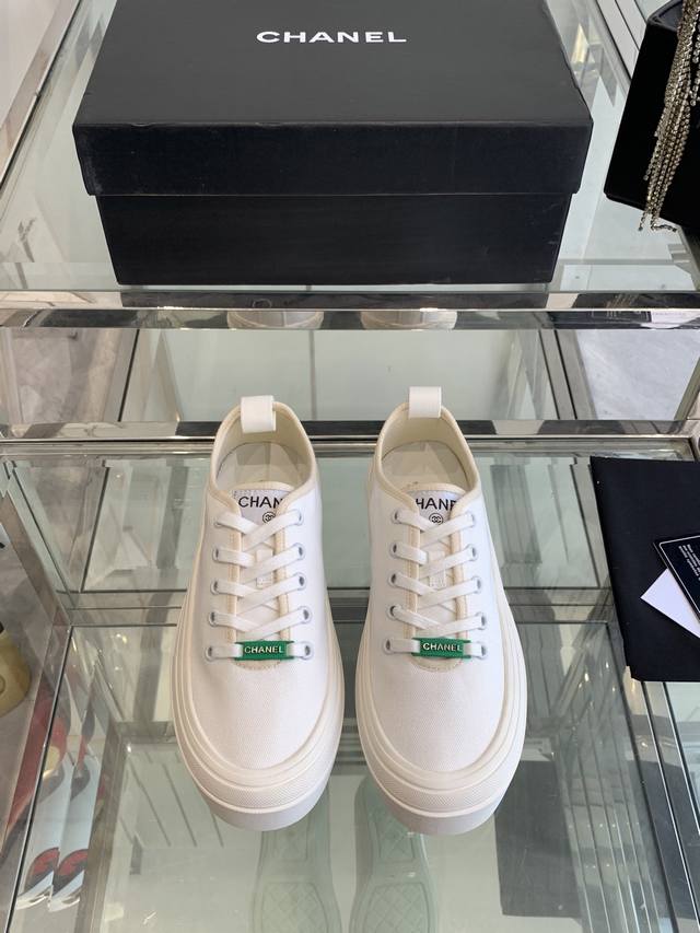 Chanel 香奈儿25ss隐藏中古款帆布鞋 Vintage感满满，中古复刻款get啦～帆布鞋适配春夏，黑白拼接就很Chanel。配合袜子就很复古学院的感觉。码