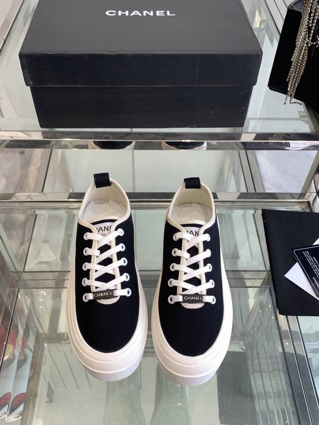Chanel 香奈儿25ss隐藏中古款帆布鞋 Vintage感满满，中古复刻款get啦～帆布鞋适配春夏，黑白拼接就很Chanel。配合袜子就很复古学院的感觉。码