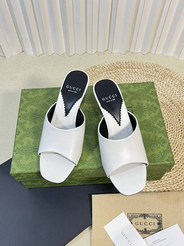出厂： Gucci 。24ss早春新款 双G圆跟凉拖鞋 特色银色圆形装饰双G造型配件为一系列女士鞋款注入摩登新韵。这款以牛皮 漆皮 简约设计风格匠心打造，鞋面鱼