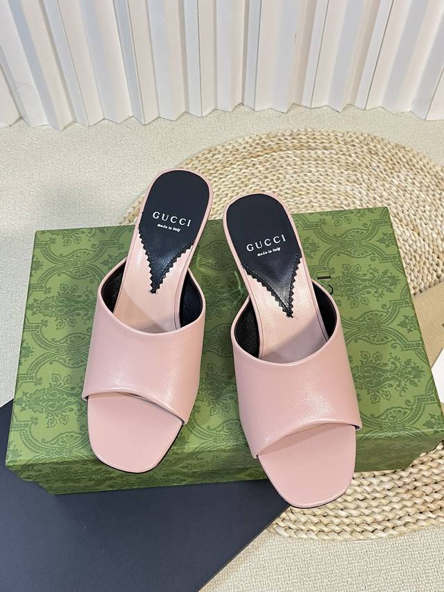 出厂： Gucci 。24ss早春新款 双G圆跟凉拖鞋 特色银色圆形装饰双G造型配件为一系列女士鞋款注入摩登新韵。这款以牛皮 漆皮 简约设计风格匠心打造，鞋面鱼