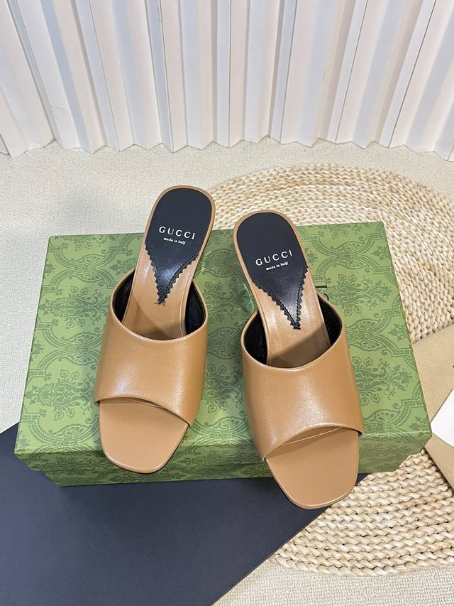 出厂： Gucci 。24ss早春新款 双G圆跟凉拖鞋 特色银色圆形装饰双G造型配件为一系列女士鞋款注入摩登新韵。这款以牛皮 漆皮 简约设计风格匠心打造，鞋面鱼