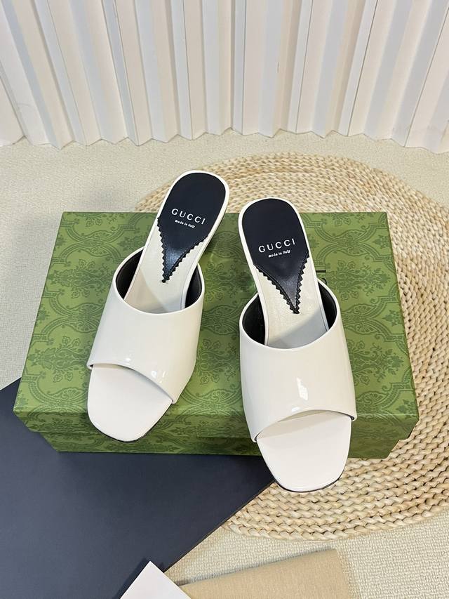 出厂： Gucci 。24ss早春新款 双G圆跟凉拖鞋 特色银色圆形装饰双G造型配件为一系列女士鞋款注入摩登新韵。这款以牛皮 漆皮 简约设计风格匠心打造，鞋面鱼