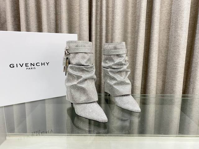 顶级版本 定做款 GIVENCHY纪梵希新款高跟打皱褶钻靴,饰以西部风格立体图案 Shark Lock系列皮革饰带，搭配GIVENCHY LOGO金属扣和银色饰