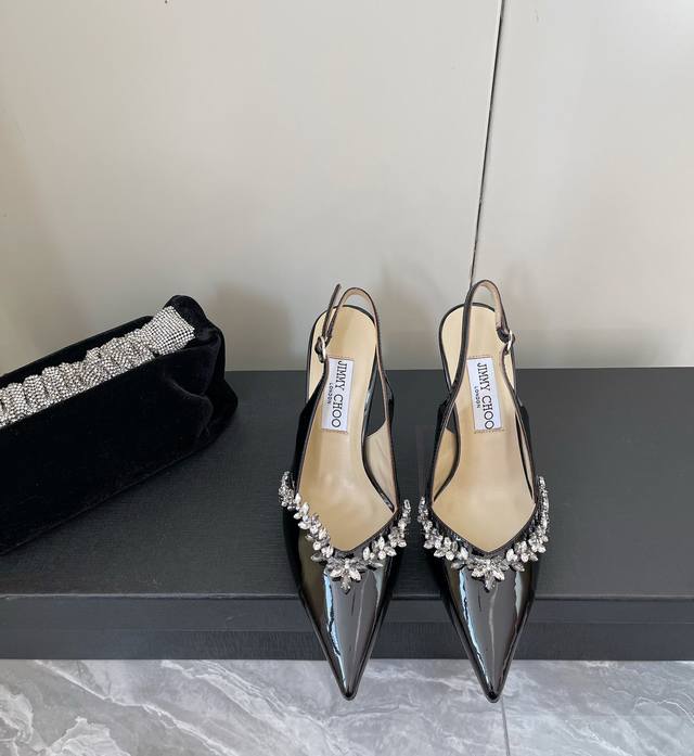 Jimmy Choo 时尚高跟重工缝钻凉鞋 同步专柜 主打精致 舒适度休闲 甜美 无解风都轻松满足 blingbling 迎面扑来高贵典雅的气息，闪亮不显庸俗！