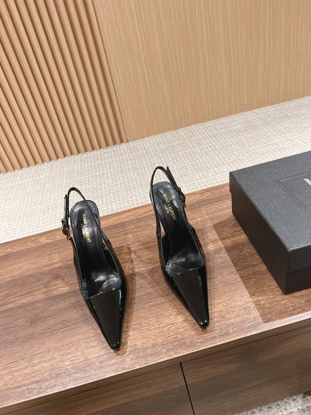 圣罗兰早春高跟鞋依日延续以往的高级和优雅ysl 马蹄鞋跟真的太好看啦！ Saint Laurent 方形尖头露跟高跟鞋小金条鞋跟真的充分突显利落极简 年会聚会p