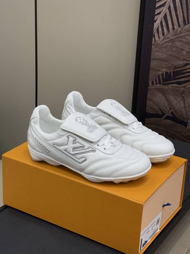 顶级版本420 高版本340v ss25 情侣款足球鞋这款 Footprint Soccer 运动鞋于2025春夏系列时装展中亮相，是Pharrell Will