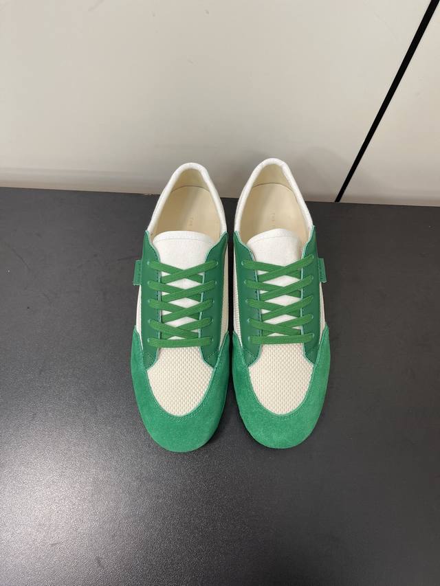 therow Owen city阿甘鞋 一眼情定 the row 德训运动鞋即便是超普通简洁的设计 依日看起来充满高级感 轻巧的构架 云朵般的脚感 主打一个舒适