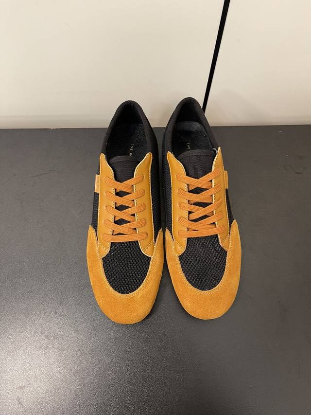 therow Owen city阿甘鞋 一眼情定 the row 德训运动鞋即便是超普通简洁的设计 依日看起来充满高级感 轻巧的构架 云朵般的脚感 主打一个舒适